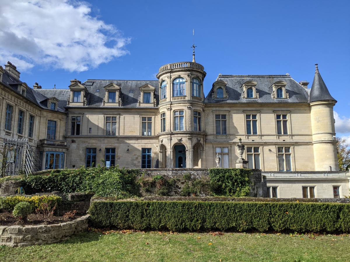 Illustration : La façade du Grand Mello